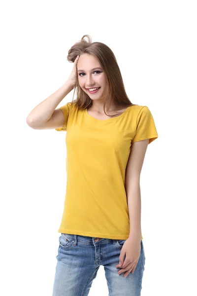 白い背景の上の黄色の シャツの若い女性の肖像画 — ストック写真