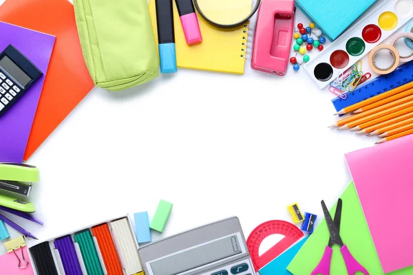 Beyaz arka planda okul malzemeleri