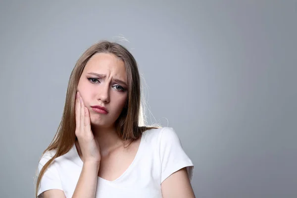 Mujer Joven Tiene Dolor Muelas Sobre Fondo Gris — Foto de Stock