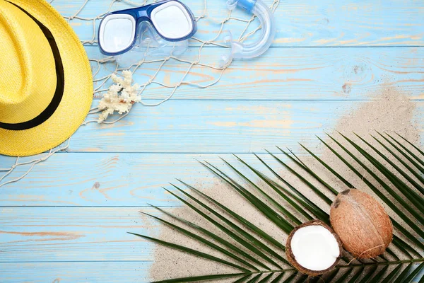 Hindistancevizi şapka ve ahşap masa dalış maske