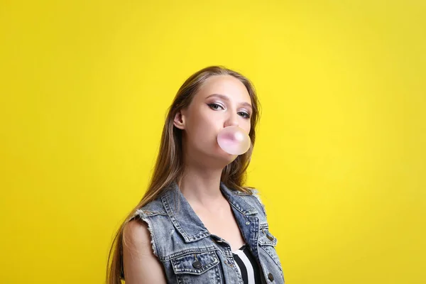 Mladá Žena Fouká Bublina Žvýkačky Žlutém Podkladu — Stock fotografie