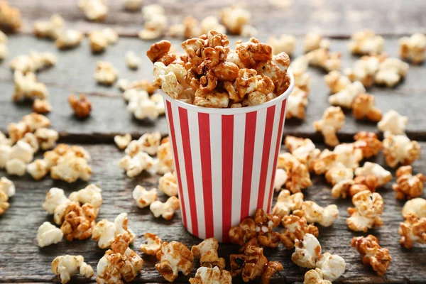 Karamell Popcorn Gestreifter Tasse Auf Holztisch — Stockfoto