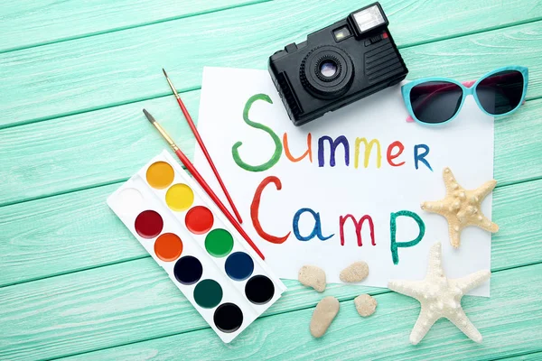 Iscrizione Summer Camp Con Fotocamera Retrò Stelle Marine Sul Tavolo — Foto Stock