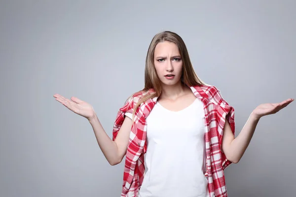 Retrato Mujer Joven Sobre Fondo Gris — Foto de Stock