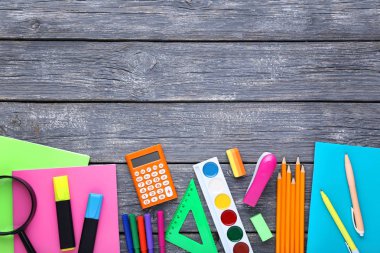 Üzerinde gri ahşap masa okul malzemeleri