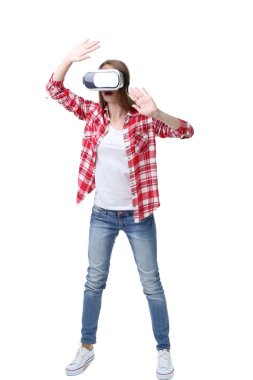 Sanal gerçeklik içinde genç kadın beyaz arka plan üzerinde koruyucu gözlük