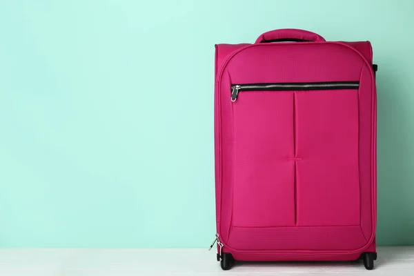 Rosa Koffer Auf Blauem Hintergrund Reisekonzept — Stockfoto