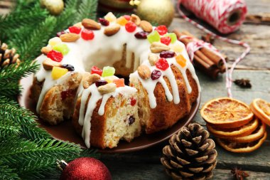 Kek köknar-ağaç dalları ve çam kozalağı ahşap tablo