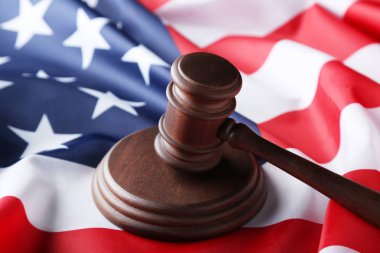 Yargıç tokmak ile Amerikan bayrağı