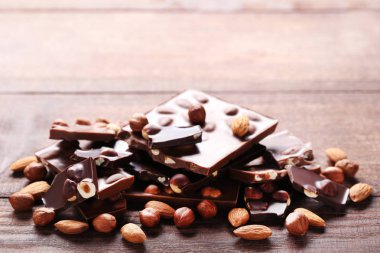 Ahşap masa üzerinde Fındıklı çikolata parçaları