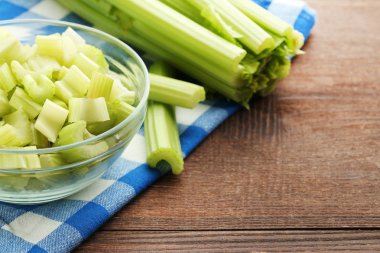 Ahşap masa peçeteye kase kereviz