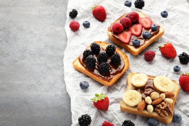 Tost ekmeği gri ahşap masa üzerinde çilek ile