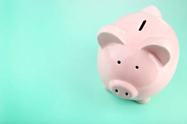 Piggy Bank Rosa Fundo Casa Moeda — Fotografia de Stock