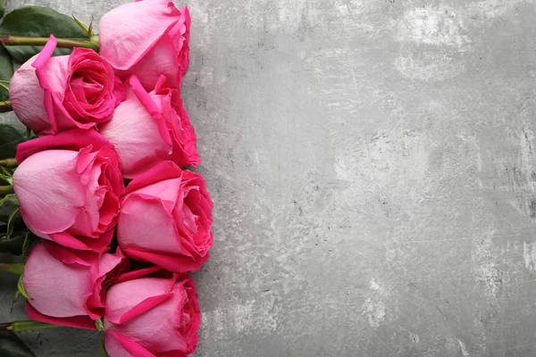 Hermosas Rosas Rosadas Sobre Mesa Madera Gris — Foto de Stock