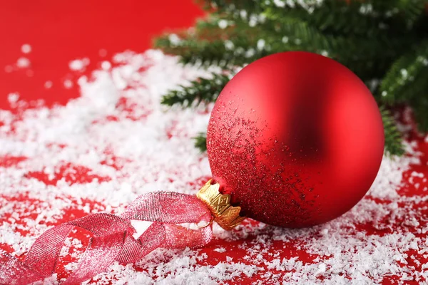 Bugiganga Natal Vermelho Com Fita Ramos Abeto Neve Branca — Fotografia de Stock