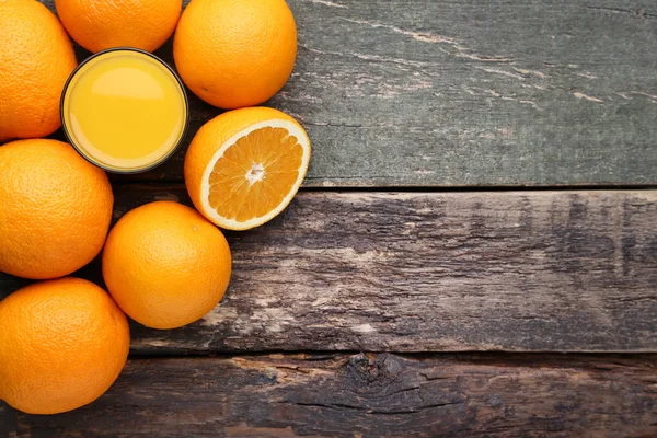 Oranžové Plody Sklenici Šťávy Šedý Dřevěný Stůl — Stock fotografie