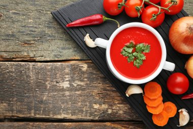 Üzerinde gri ahşap masa maydanoz domates çorbası