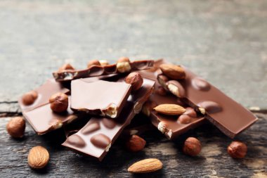 Ahşap masa üzerinde Fındıklı çikolata parçaları