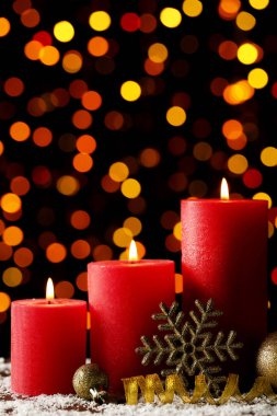 Noel mumlar baubles ve kar tanesi ışıklar arka plan üzerinde
