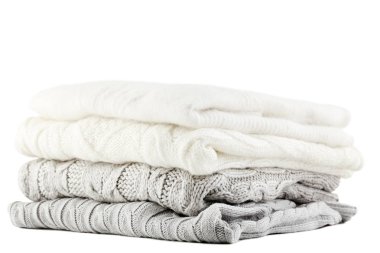 Beyaz zemin üzerine örme kazak yığını