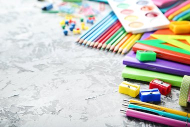 Gri arka planda okul malzemeleri