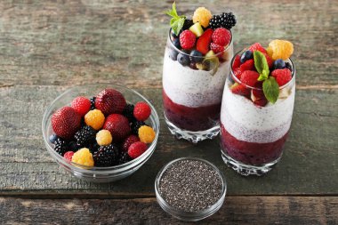 Chia pudingi çilek ahşap masa üzerinde gözlük ile