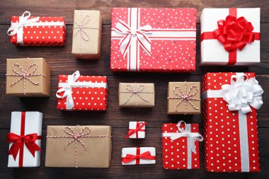 Hediye kutuları ile şerit kahverengi ahşap masa üzerinde