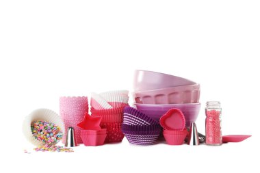 Boş cupcake ile sprinkles durumlarda ve beyaz arka plan üzerinde kase