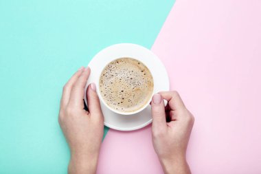Kahve renkli arka plan üzerinde tutan eller