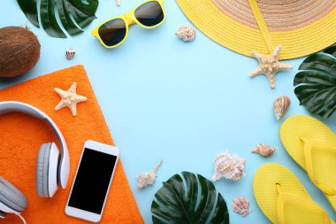 Yaz aksesuarları ile deniz kabuklarını ve monstera yapraklar üzerinde mavi arka plan