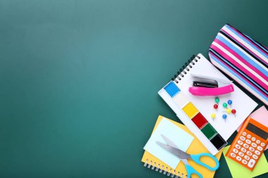 Tahta üzerine okul malzemeleri