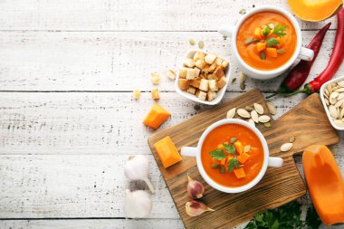 Tohum ve plaka üzerinde ahşap masa maydanoz ile kabak çorbası