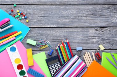 Üzerinde gri ahşap masa okul malzemeleri