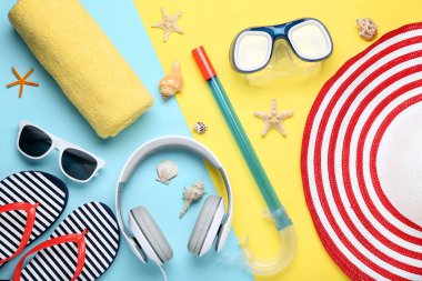 Kulaklık ve renkli arka plan üzerinde dalış maske ile plaj aksesuarları