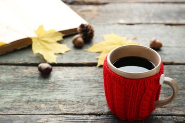 Ahşap masa kahve kitap ve sarı yapraklar