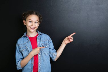 Blackboard arka plan üzerinde kot ceketli genç kız