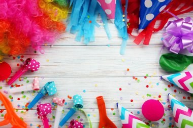 Doğum günü partisi kapaklar, üfleyiciler ve balonlar ahşap tablo