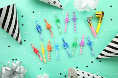 Doğum günü partisi kapaklar nane zemin üzerine mumlar ile