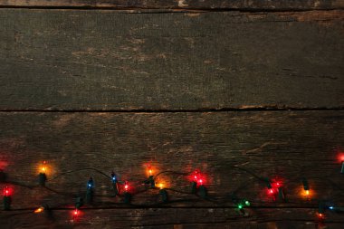 Noel çelenk ışıklar açık gri ahşap masa