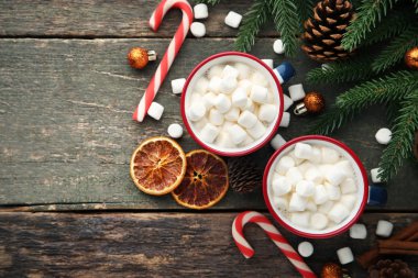 Kapuçino hatmi kupalar ve ahşap masa üzerinde şeker kamışı ile