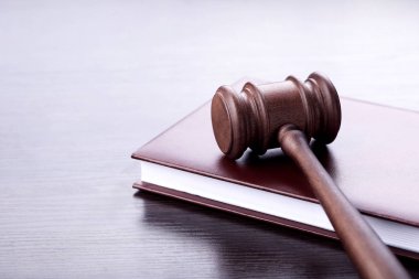 Tokmak ile ahşap masa kitap yargıç