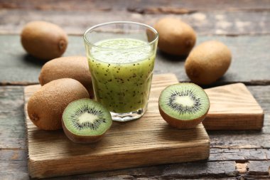 Taze kivi smoothie cam gri ahşap tablo