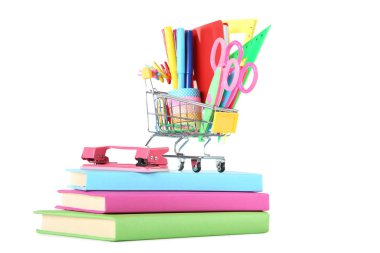 Beyaz arka plan kitapları ile alışveriş sepetindeki okul malzemeleri