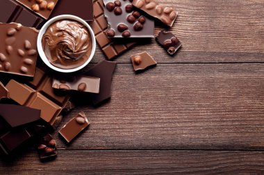 Çikolata parçaları ile fındık ve ahşap masa kase