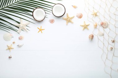 Ahşap masa Hindistan cevizi ve palmiye yaprağı ile farklı deniz kabuklarını