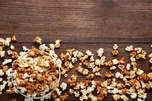 Karamell Popcorn Schüssel Auf Holztisch — Stockfoto