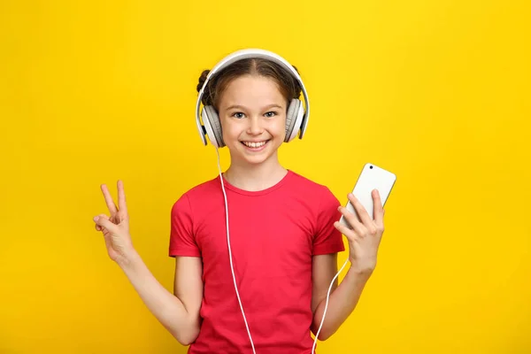 Νεαρό Κορίτσι Ακουστικά Κίτρινο Φόντο — Φωτογραφία Αρχείου