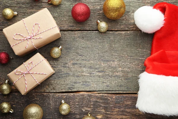 상자와 테이블에 크리스마스 싸구려 — 스톡 사진