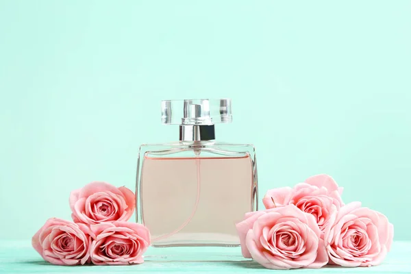 Frasco Perfume Con Rosas Sobre Fondo Menta — Foto de Stock
