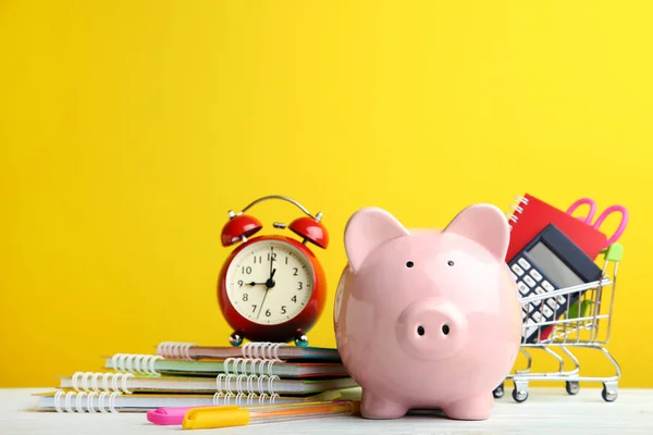 Piggy Bank Rosa Com Despertador Material Escolar Fundo Amarelo — Fotografia de Stock